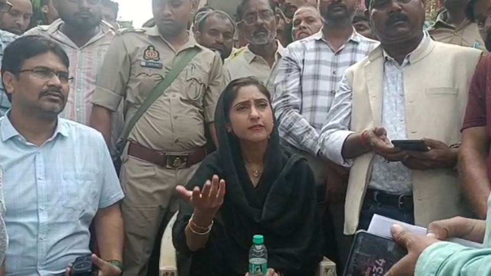 Sadar MLA Aditi Singh sat on protest against illegal recovery in Raebareli reprimanded employees
