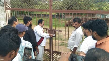 विद्यालय को सील करती टीम।