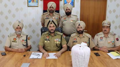 आरोपियों के बारे में जानकारी देती पुलिस।