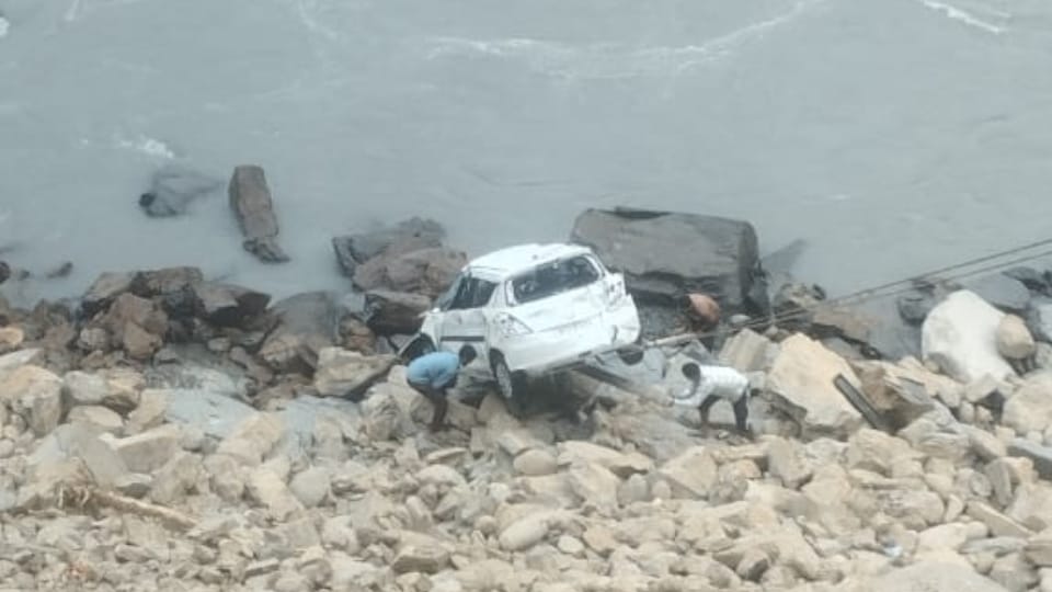 Accident in Chamba Car falls into Ravi River MBBS trainee dead