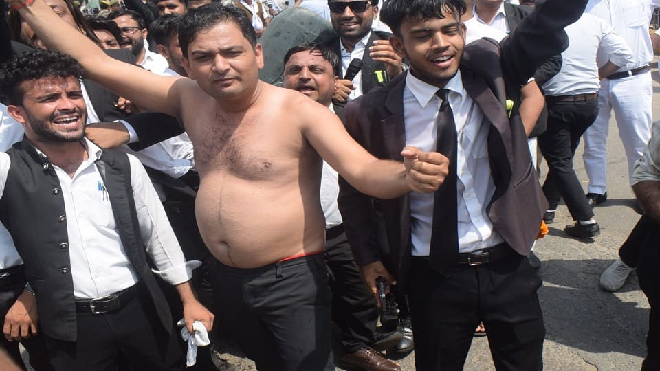 Meerut: Lawyers, leaders and businessmen also supported lying on the streets of the city