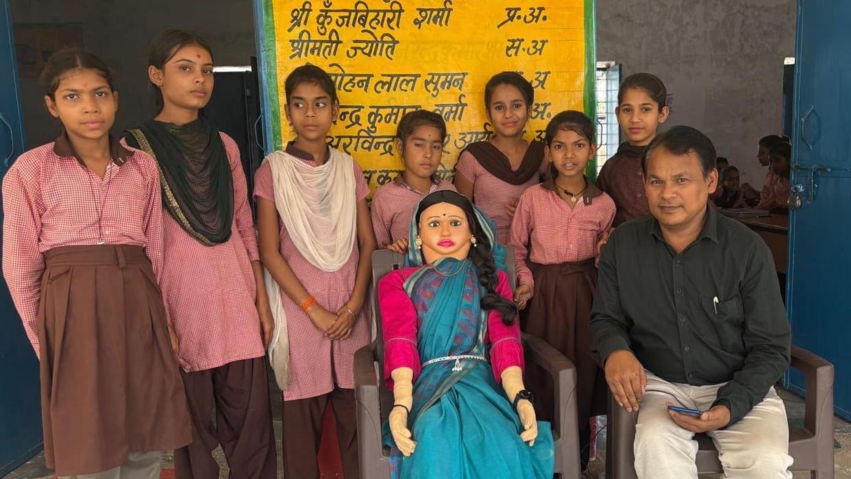 Jhansi: AI Suman Madam gets recognition in India Book of Records, innovation by primary school teacher Mohanla