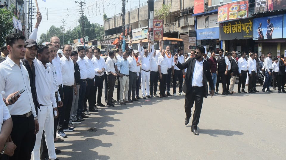 Meerut: Lawyers, leaders and businessmen also supported lying on the streets of the city