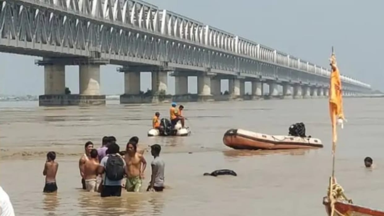 Bihar News : LNT employee and his friend died during drowned fetching Ganga water for Navratri patna bihar