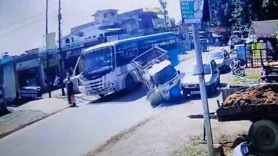 Accident on Delhi-Yamunotri Highway Bus Hits Loader Tempo driver died on spot In Vikasnagar