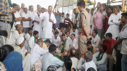 छपार टोल प्लाजा पर धरना प्रदर्शन।