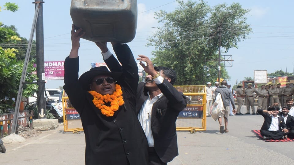 Meerut: Lawyers, leaders and businessmen also supported lying on the streets of the city