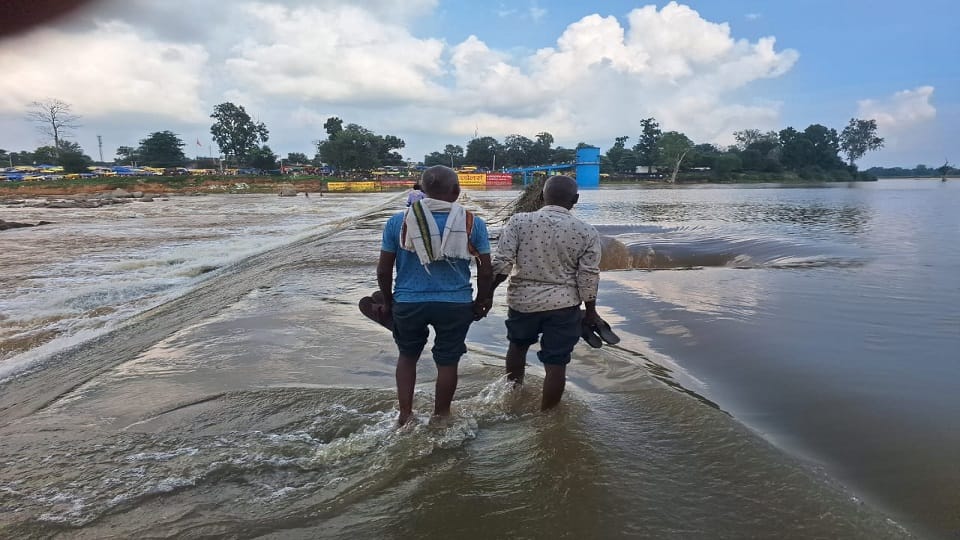 Kanhar River is in spate and the risky journey continues through the anicut  in Ramanujganj