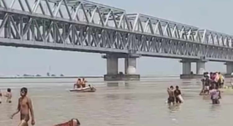 Bihar: दीघा गंगा घाट पर नवरात्रि के लिए गंगा जल लेने गए दो युवक डूबकर लापता, एसडीआरएफ ने शुरू किया सर्च अभियान