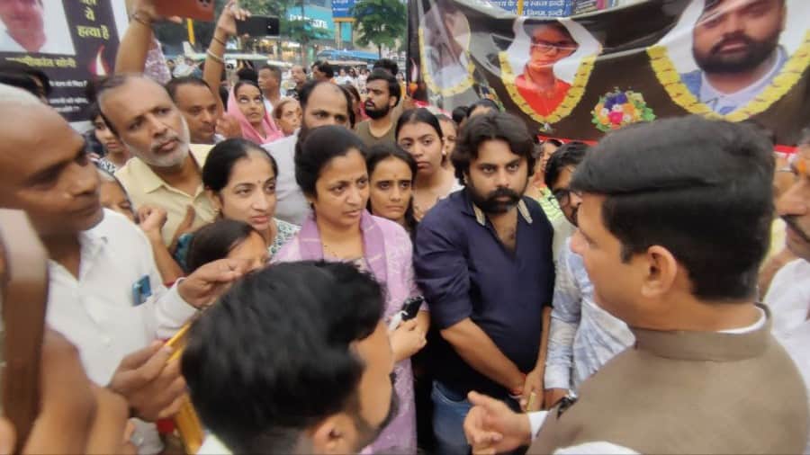 Indore news: Citizens protest and block roads after fatal accidents on Airport Road and Sanwer Road