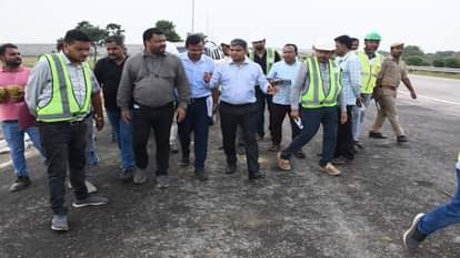 गंगा एक्सप्रेस वे का निरीक्षण करते जिलाधिकारी मनीष कुमार वर्मा।