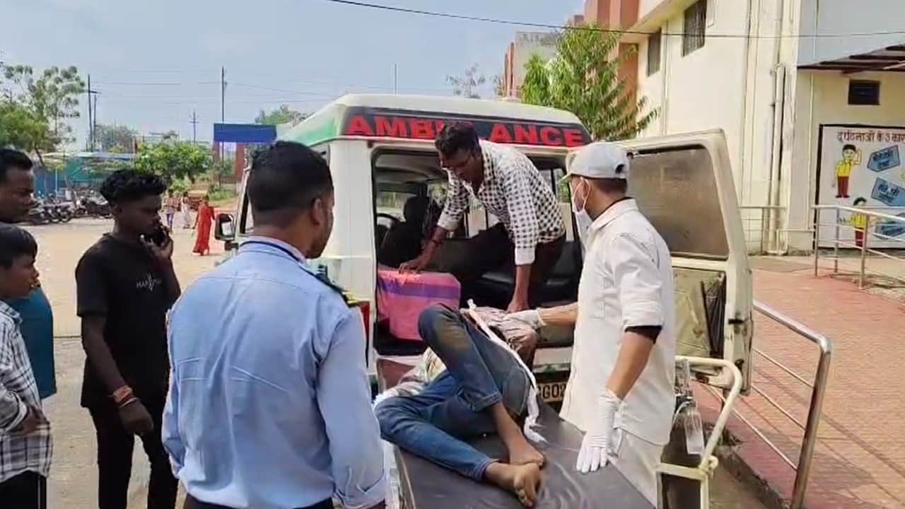 घायलों को ले जाती एंबुलेंस