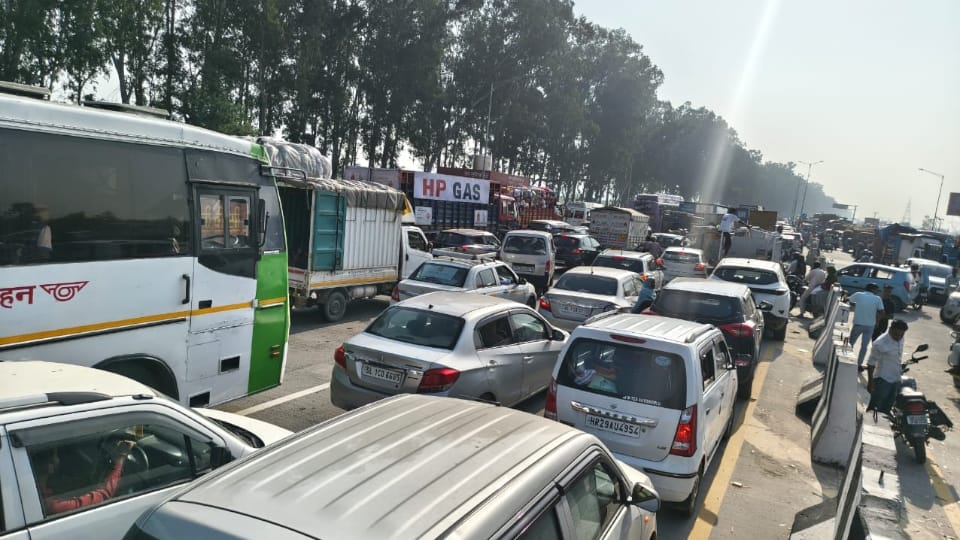 Pitru Amavasya wave of faith gathered in Hapur Garh Ganga causing a four-km-long traffic jam