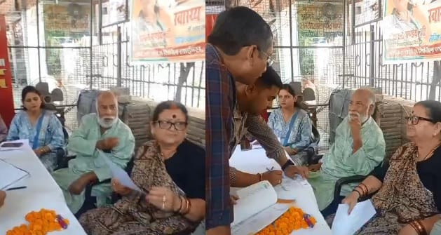 Kanpur Janta Hi Janardan Camp in Civil Lines Ward Mayor heard complaints orders for immediate solution