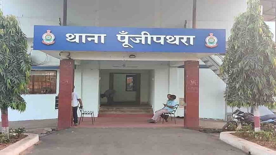 Iron plates worth lakhs of rupees stolen from the fabrication yard of Jron Industries Pvt Ltd in Raigarh