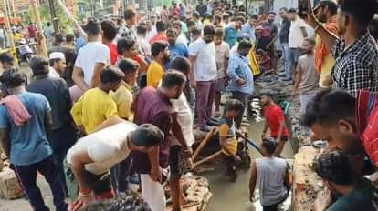 मौके पर जुटी भीड़