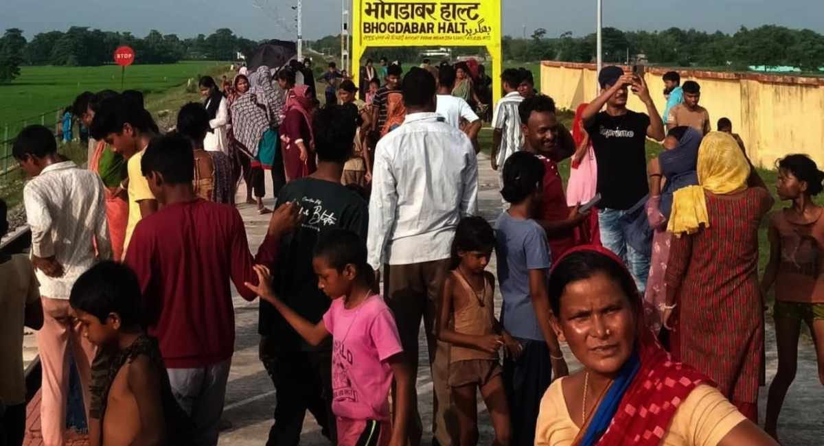 14-year-old boy dies after falling from train, chaos in the area