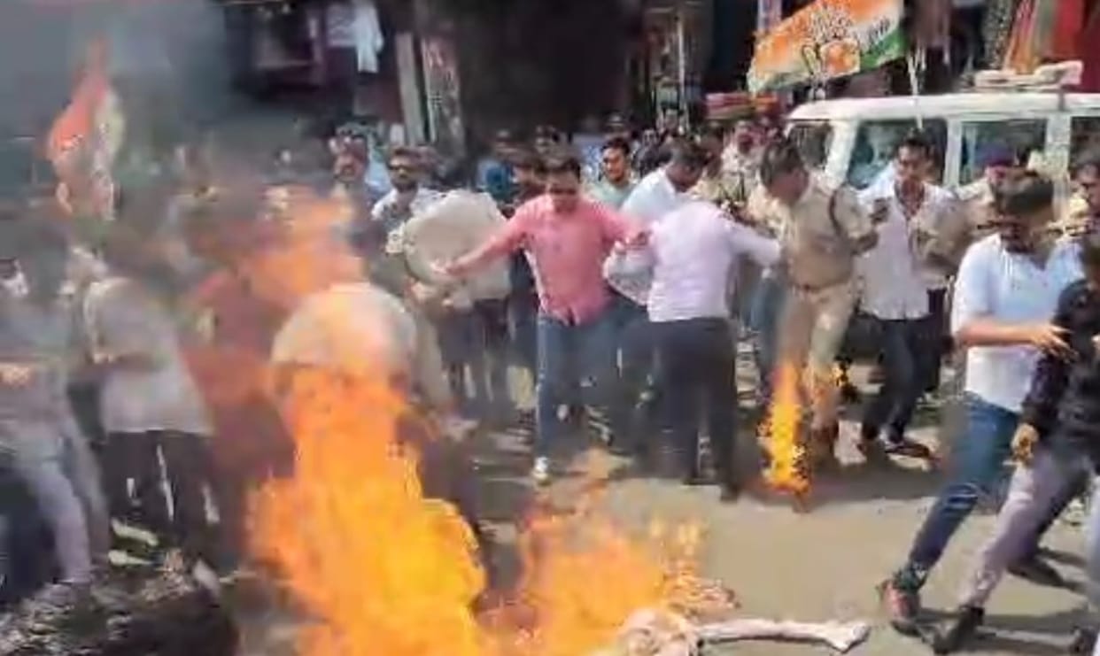 MP Politics Chhindwara Policemen caught in political fire, chaos erupts during Congress protest