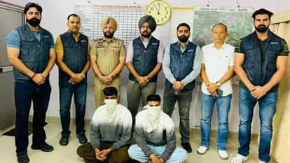 पुलिस हिरासत में दोनों आरोपी।
