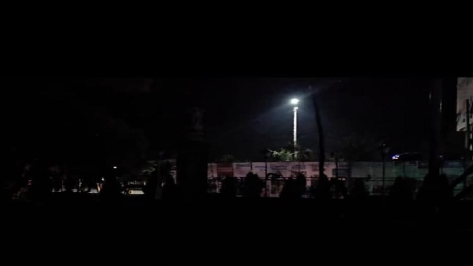 Shaheed Park plunged into darkness the park built at a cost of 50 lakhs yearned for light questions raised on