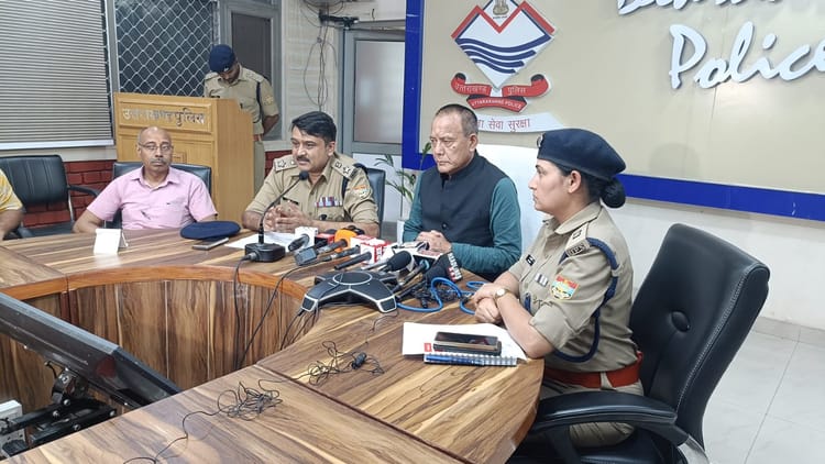 UKSSSC Exam: स्नातक स्तरीय परीक्षा...पुलिस का दावा-पेपर का एक सेट, एक सेंटर से एक अभ्यर्थी के लिए बाहर आया