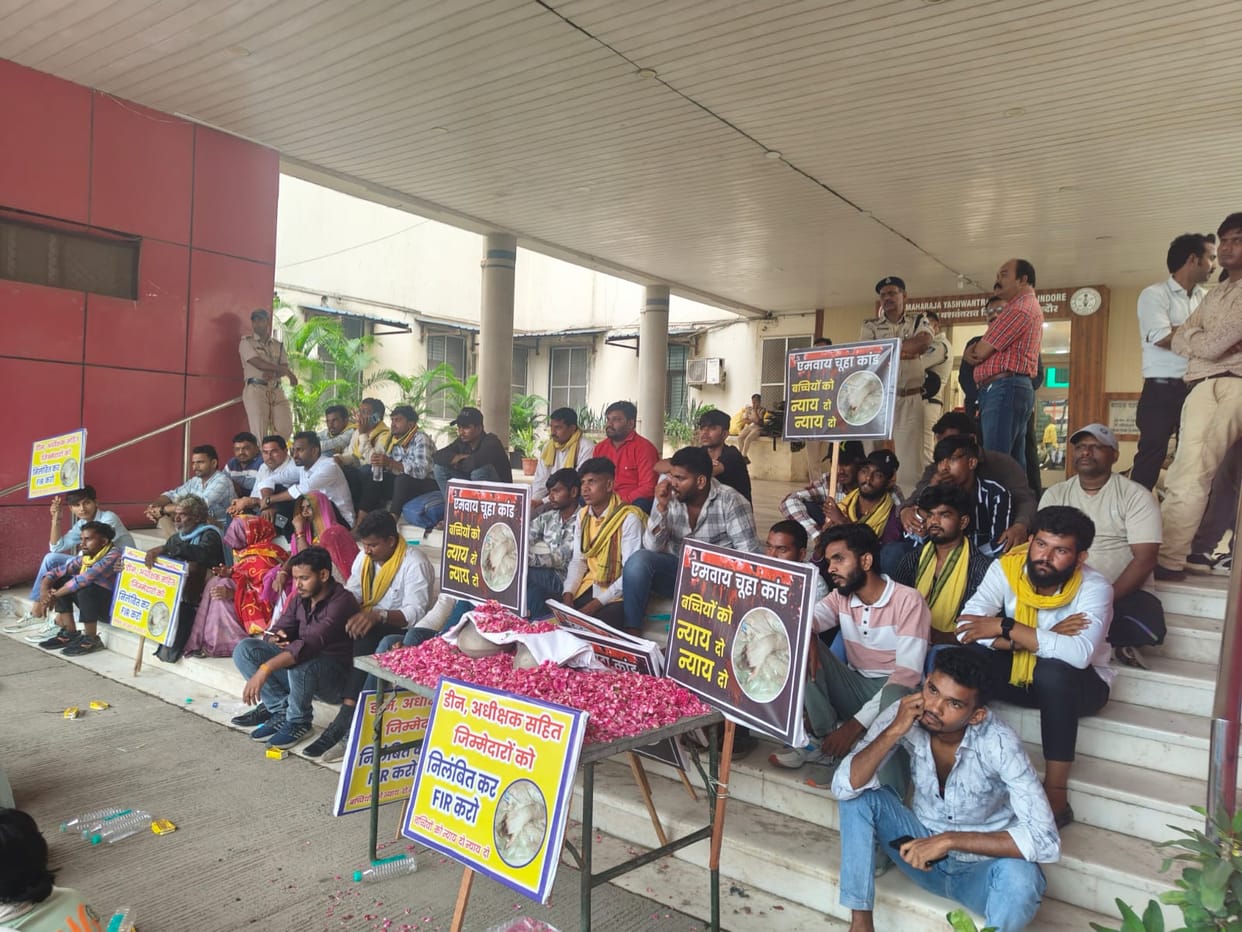 Indore: Rat incident heats up again, family members reach MYH with girl's ashes to protest