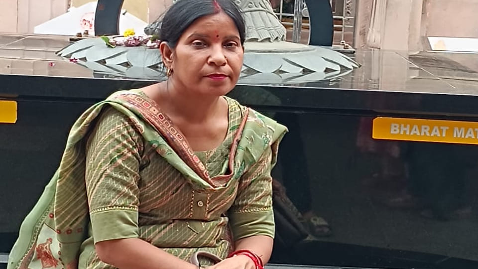 Kanpur: Chain snatchers attack woman, she falls from her bike and is admitted to the ICU