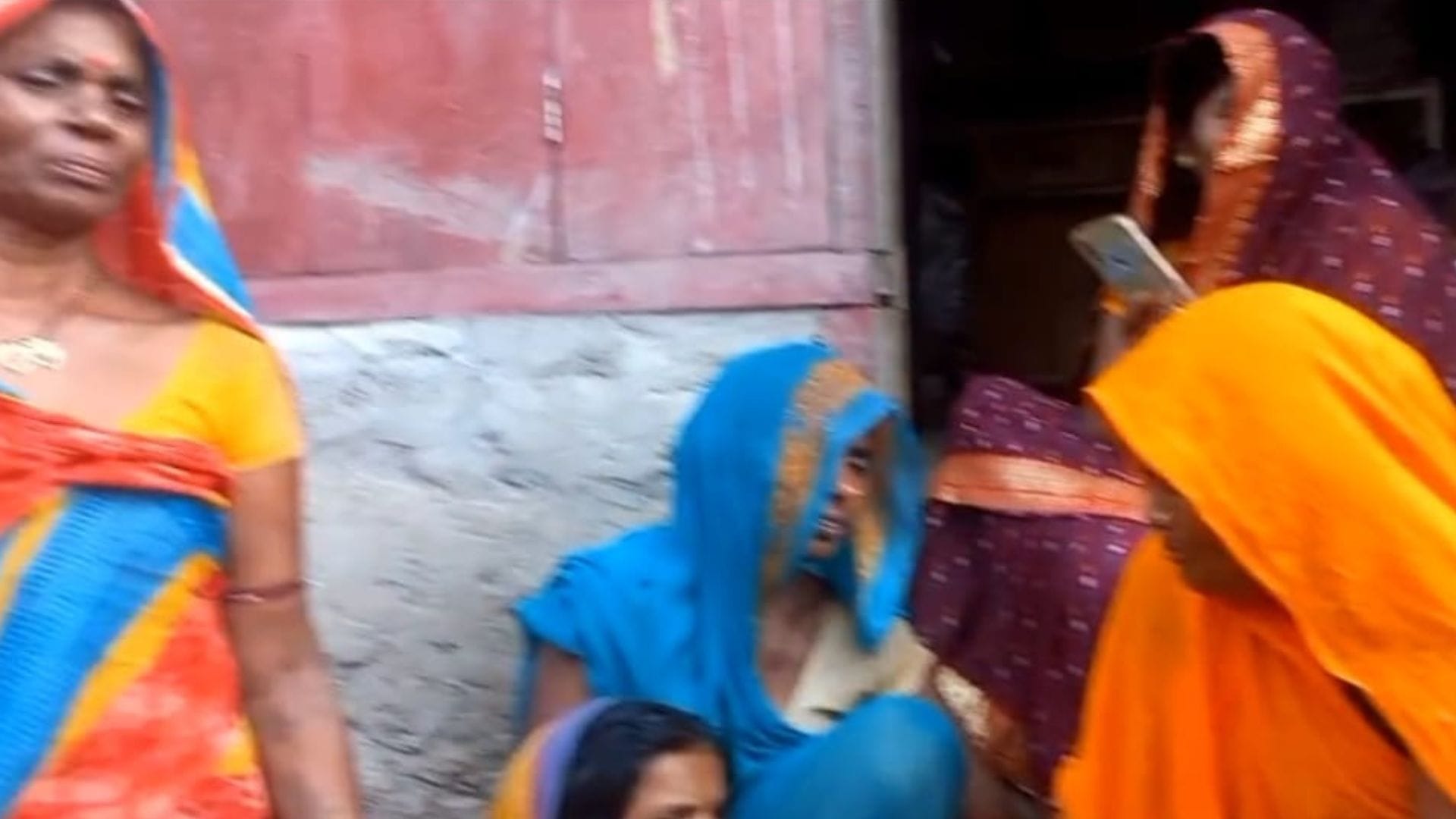 रोते बिलखते परिजन
