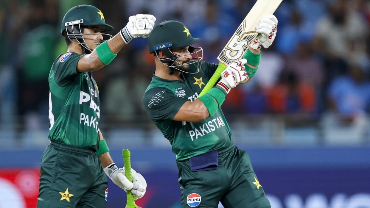 ind vs pak video: sahibzada farhan scored half century abhishek sharma kuldeep yadav drops catch