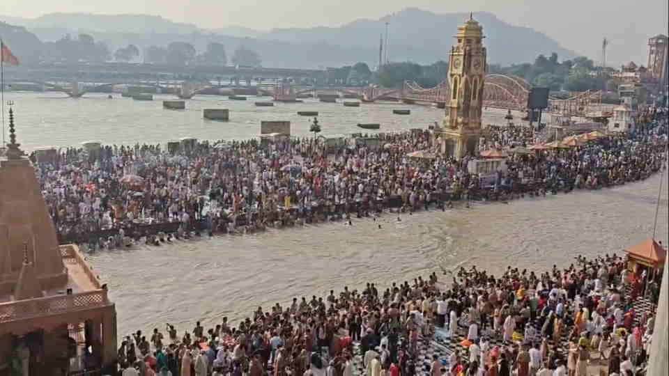 Sarva Pitru Amavasya 2025 Huge crowd in Haridwar Assam CM performs rituals at Narayani shila