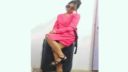 सूटकेस पर बैठी आकांक्षा