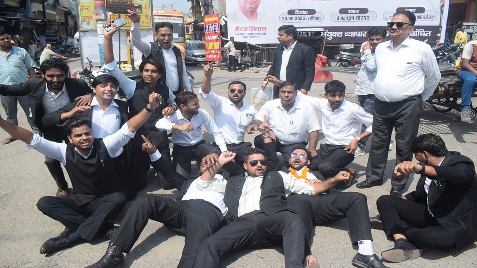 Meerut: Lawyers, leaders and businessmen also supported lying on the streets of the city