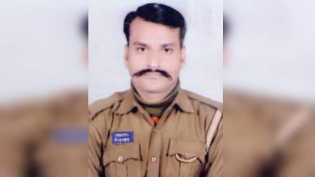 UP police constable commits suicide by jumping in front of train, incident took place at Bharwari station
