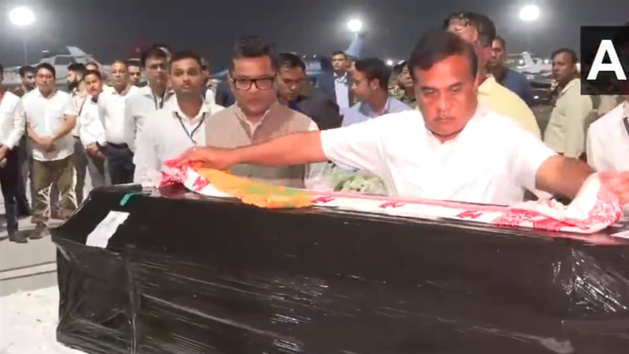 Mortal remains of singer Zubeen Garg reach Delhi Assam CM Himanta pays tribute Know all updates in hindi