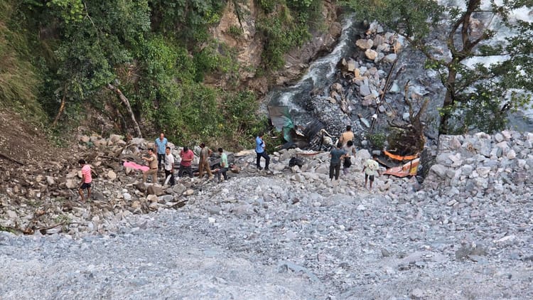 ऋषिकेश बदरीनाथ हाईवे पर हादसा: देवप्रयाग में खाई में गिरा पानी का ट्रक, हिमाचल के चालक की मौके पर मौत