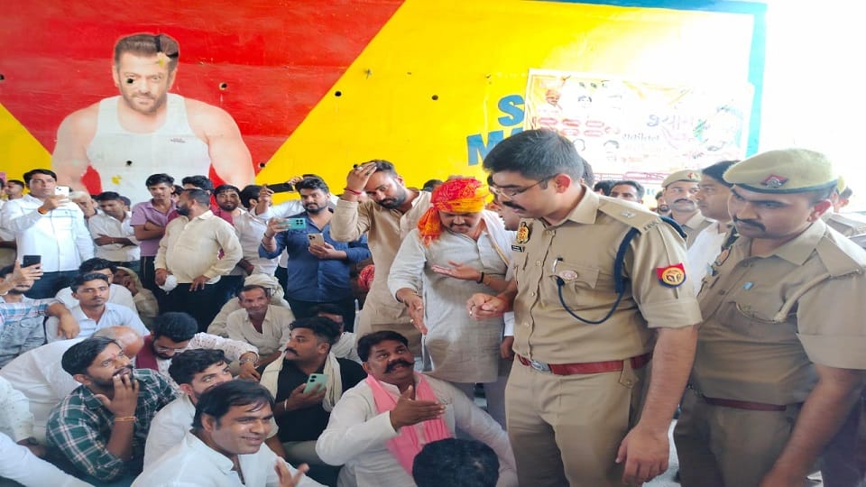 Meerut: Stones pelted at police in Dadri village, 400 people of Gurjar community created ruckus, lathicharged