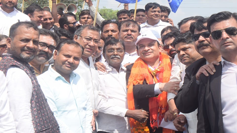 Meerut: Lawyers, leaders and businessmen also supported lying on the streets of the city