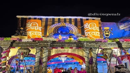 कटड़ा में नवरात्र को लेकर श्राइन बोर्ड की ओर से फूलों से सजाया गया मां वैष्णो देवी का दरबार।