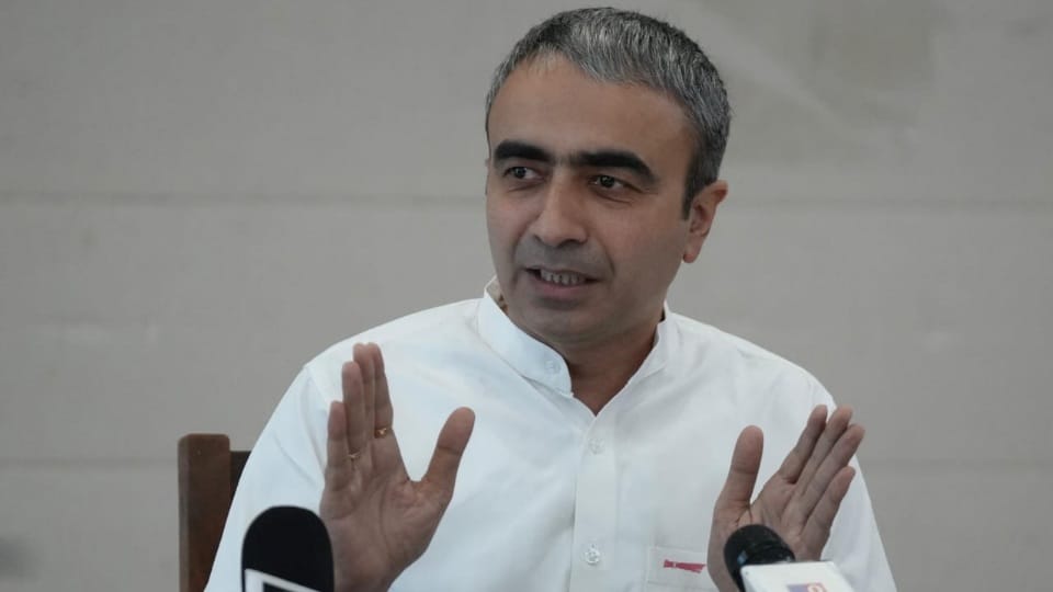 Opposition's attack on Lado Laxmi Yojana, AAP leader said - this is political deceit with women