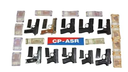 आरोपियों से मिले हथियार और हवाला का पैसा।