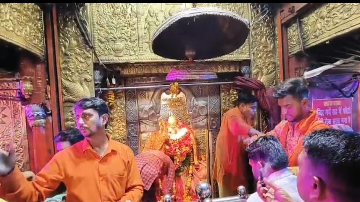 huge crowd of devotees gathered at Shaktipeeth Kadadham, chanting praises of the Mother Goddess.