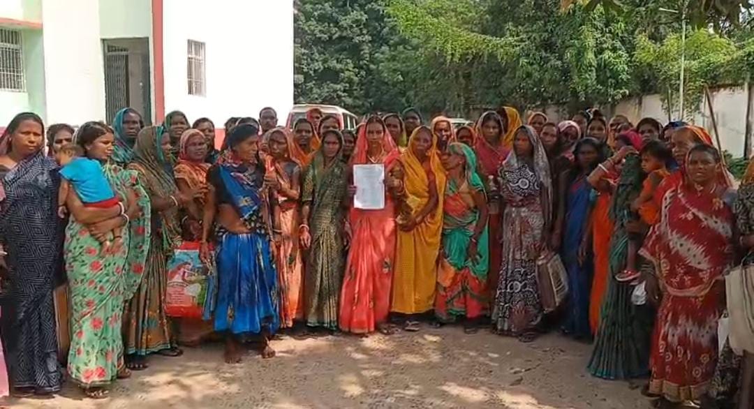 बाढ़ राहत राशि को लेकर पीड़ित महिलाओं का गुस्सा फूट पड़ा