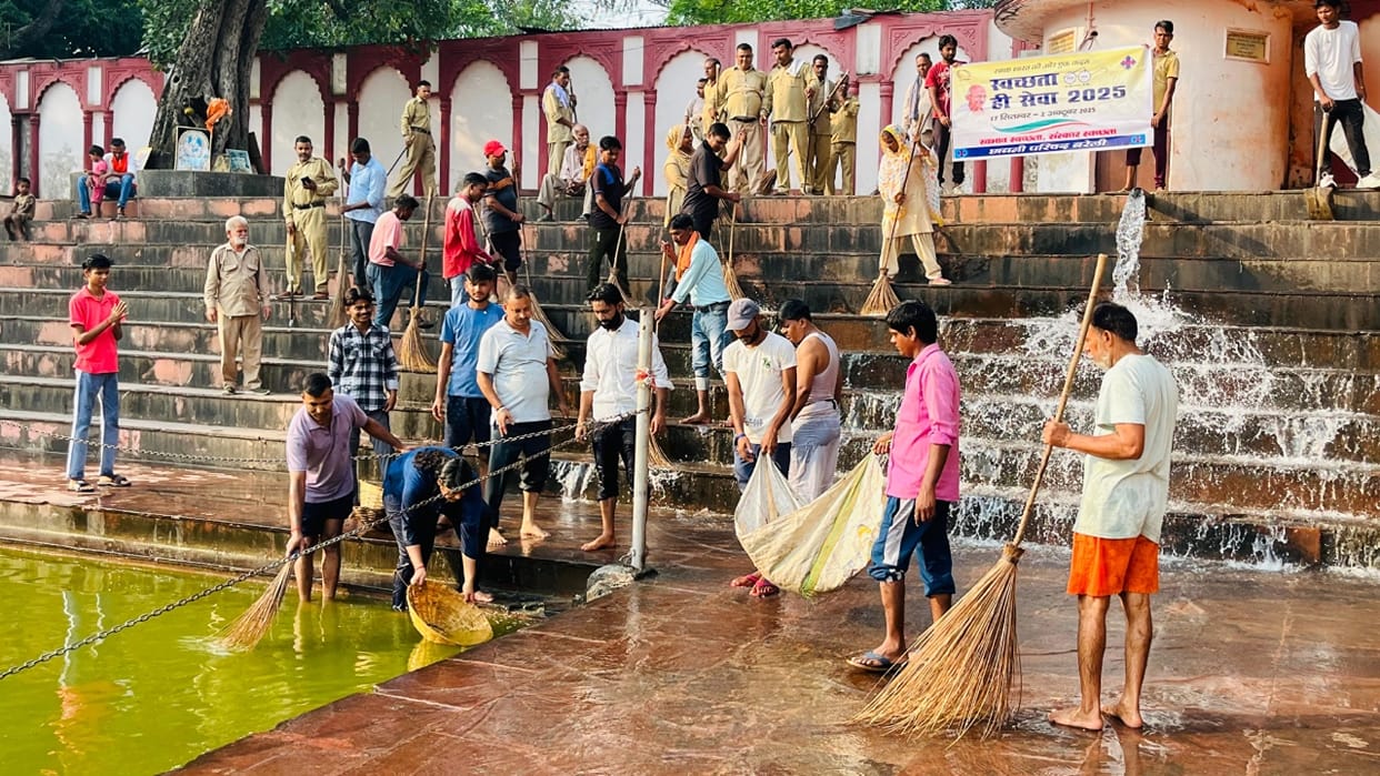CEO Dr. Tanu Jain came to clean the pond of Dhopeshwar Nath Temple in Bareilly