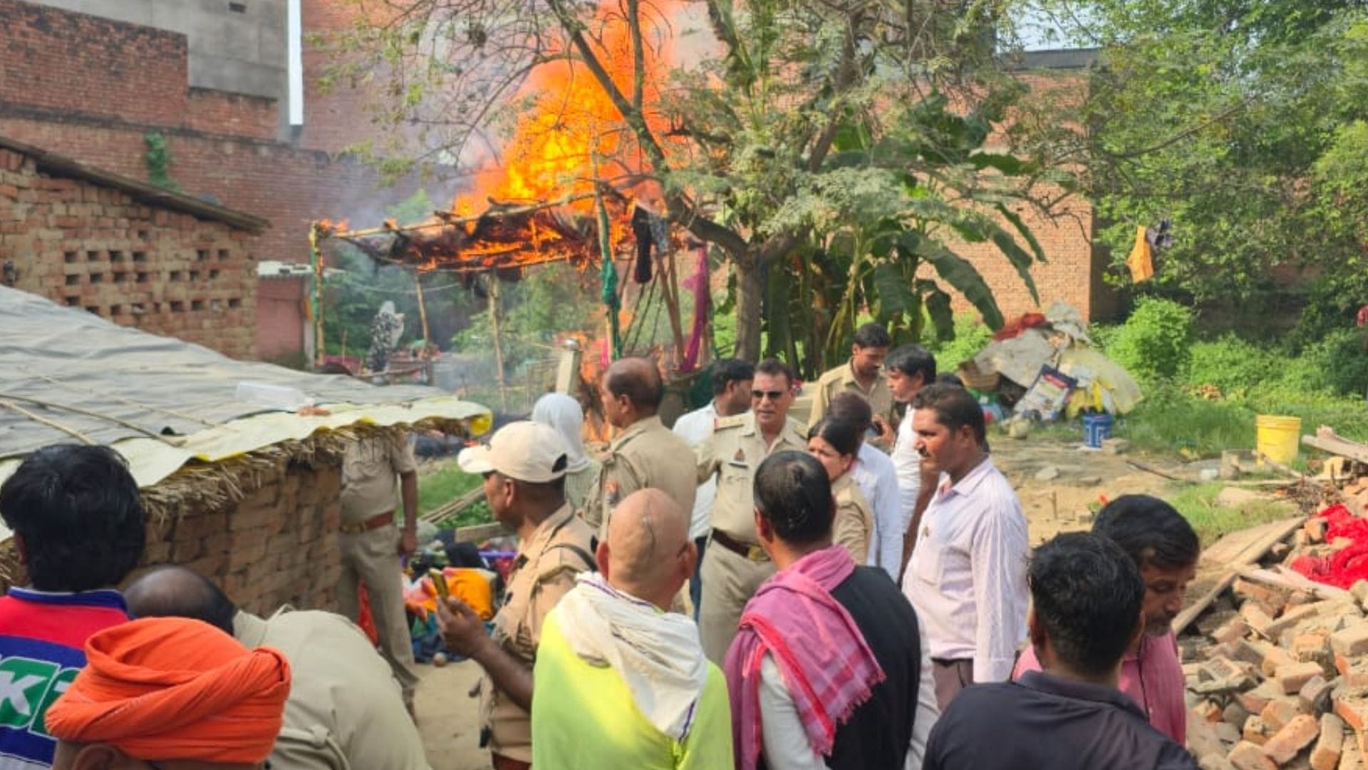 Women lay down on road attempted self-immolation scuffled with Amin encroachment removed