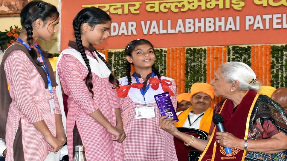 Governor in Meerut: Anandiben Patel said- daughters are also taking drugs, said this on uterine cancer and AI