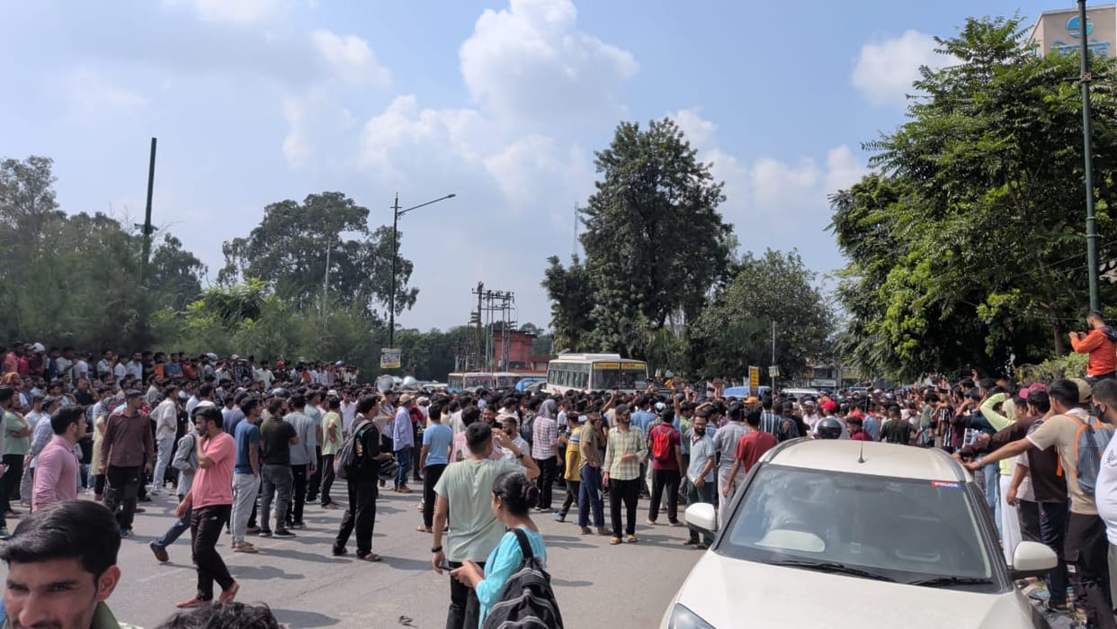 UKSSSC paper leak Uttarakhand Unemployed Association marched to Secretariat Youth gather to protest Dehradun