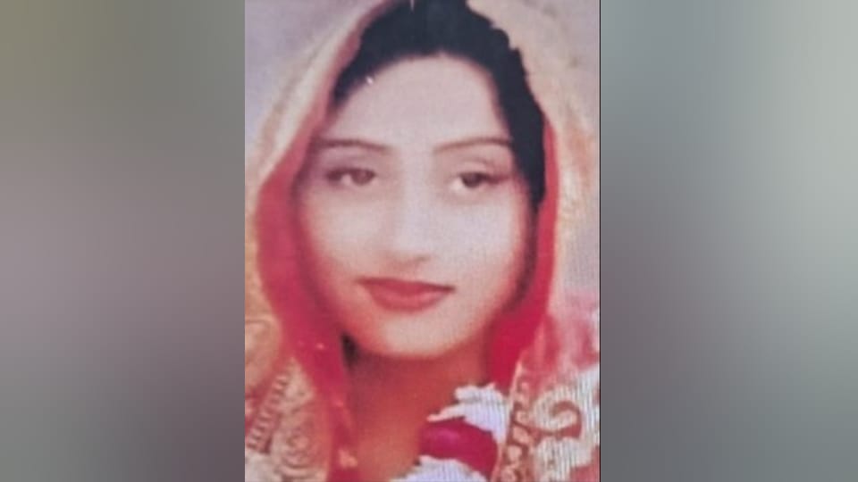 man murder his wife doused her with petrol and set her body ablaze was arrested in an encounter in Fatehpur