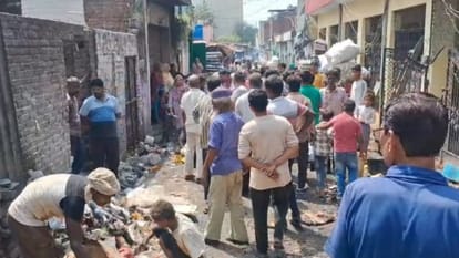 घटना के बाद कबाड़ बटोरने में जुटे लोग