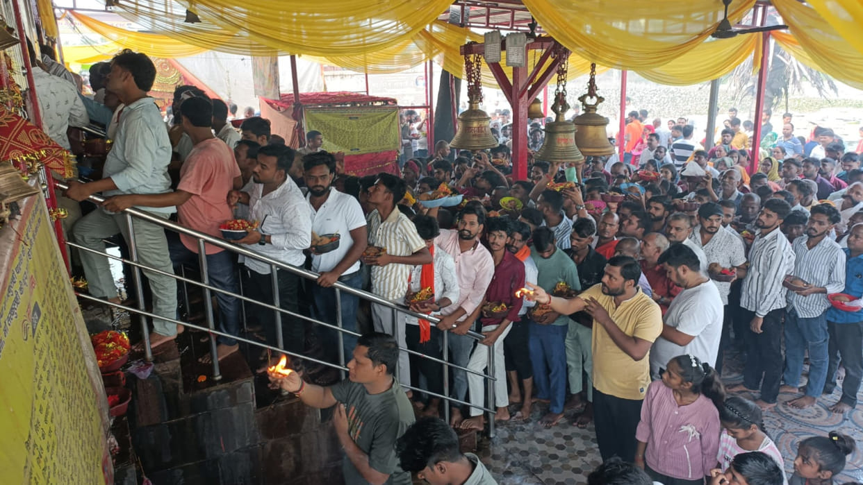 On the first day of Sharadiya Navratri, crowds of devotees gathered in temples of Gorakhpur, chanting slogans.