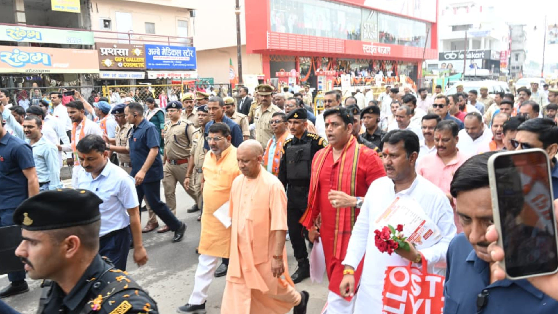 CM Yogi met with traders in Gorakhpur. Traders expressed happiness over the GST amendment.